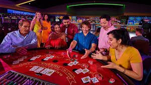 Pengguna Indonesia memainkan slot online di smartphone dengan antarmuka ustoto yang responsif